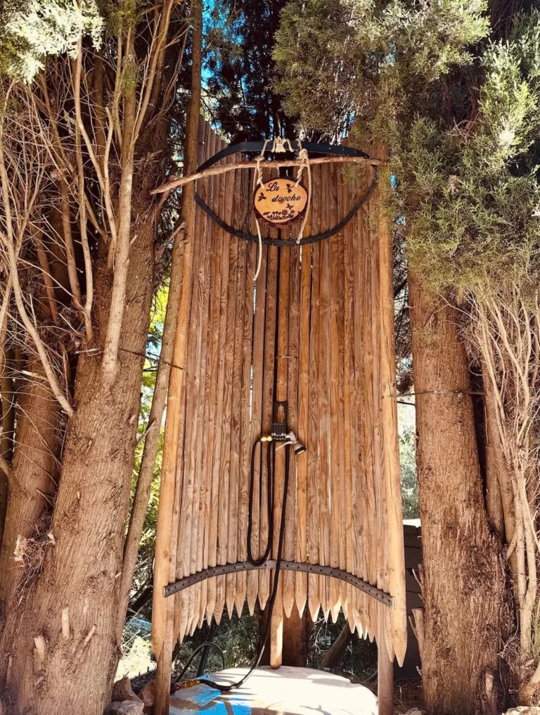 La vie en exterieur douche dans les arbres
