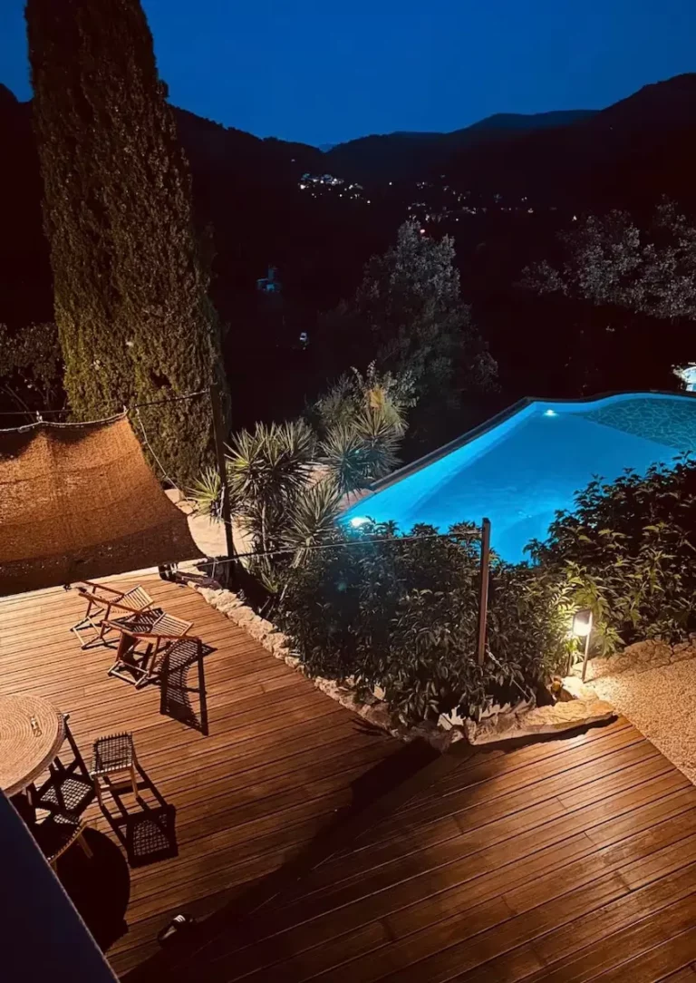 La vie en exterieur piscine illuminee la nuit